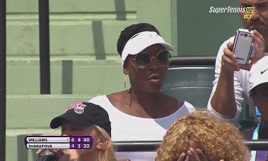 venus williams regarde Serena Williams à Indian Wells